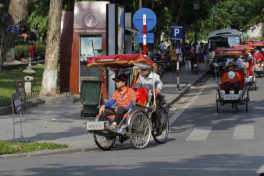 Hanoi, Vietnam - 27 Ekim 2019 Hanoi Eski Çeyrek Meydanı, turistleri taşıyan triportörler.