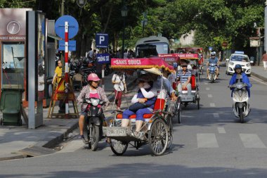 Hanoi, Vietnam - 27 Ekim 2019 Hanoi Eski Çeyrek Meydanı, turistleri taşıyan triportörler.