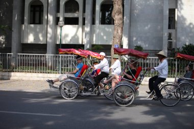 Hanoi, Vietnam - 27 Ekim 2019 Hanoi Eski Çeyrek Meydanı, turistleri taşıyan triportörler.
