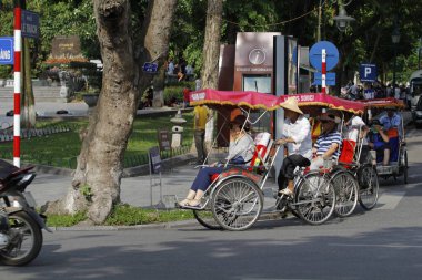 Hanoi, Vietnam - 27 Ekim 2019 Hanoi Eski Çeyrek Meydanı, turistleri taşıyan triportörler.