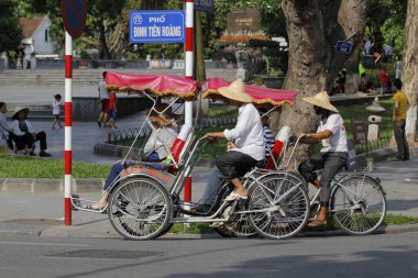 Hanoi, Vietnam - 27 Ekim 2019 Hanoi Eski Çeyrek Meydanı, turistleri taşıyan triportörler.