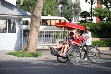 Hanoi, Vietnam - 27 Ekim 2019 Hanoi Eski Çeyrek Meydanı, turistleri taşıyan triportörler.
