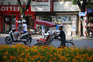 Hanoi, Vietnam - 27 Ekim 2019 Hanoi Eski Çeyrek Meydanı, turistleri taşıyan triportörler.