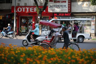 Hanoi, Vietnam - 27 Ekim 2019 Hanoi Eski Çeyrek Meydanı, turistleri taşıyan triportörler.
