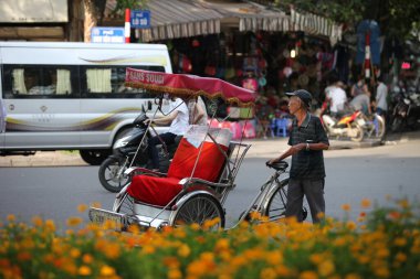 Hanoi, Vietnam - 27 Ekim 2019 Hanoi Eski Çeyrek Meydanı, turistleri taşıyan triportörler.