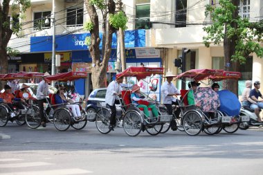 Hanoi, Vietnam - 27 Ekim 2019 Hanoi Eski Çeyrek Meydanı, turistleri taşıyan triportörler.