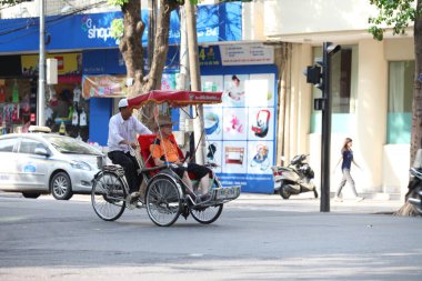Hanoi, Vietnam - 27 Ekim 2019 Hanoi Eski Çeyrek Meydanı, turistleri taşıyan triportörler.