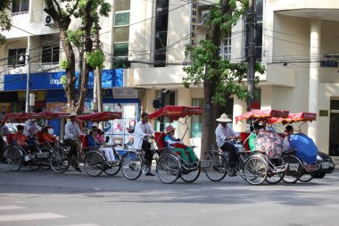 Hanoi, Vietnam - 27 Ekim 2019 Hanoi Eski Çeyrek Meydanı, turistleri taşıyan triportörler.