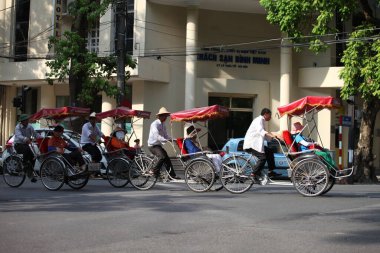 Hanoi, Vietnam - 27 Ekim 2019 Hanoi Eski Çeyrek Meydanı, turistleri taşıyan triportörler.