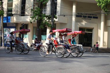 Hanoi, Vietnam - 27 Ekim 2019 Hanoi Eski Çeyrek Meydanı, turistleri taşıyan triportörler.