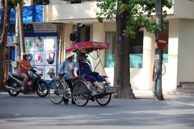 Hanoi, Vietnam - 27 Ekim 2019 Hanoi Eski Çeyrek Meydanı, turistleri taşıyan triportörler.
