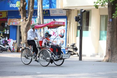 Hanoi, Vietnam - 27 Ekim 2019 Hanoi Eski Çeyrek Meydanı, turistleri taşıyan triportörler.