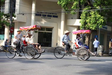 Hanoi, Vietnam - 27 Ekim 2019 Hanoi Eski Çeyrek Meydanı, turistleri taşıyan triportörler.
