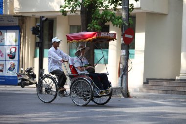 Hanoi, Vietnam - 27 Ekim 2019 Hanoi Eski Çeyrek Meydanı, turistleri taşıyan triportörler.