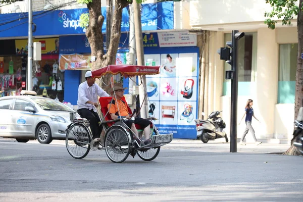 Hanoi, Vietnam - 27 Ekim 2019 Hanoi Eski Çeyrek Meydanı, turistleri taşıyan triportörler.