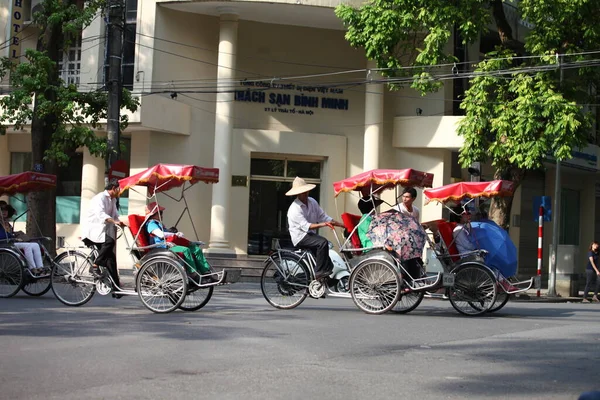 Hanoi, Vietnam - 27 Ekim 2019 Hanoi Eski Çeyrek Meydanı, turistleri taşıyan triportörler.