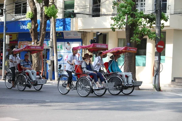 Hanoi, Vietnam - 27 Ekim 2019 Hanoi Eski Çeyrek Meydanı, turistleri taşıyan triportörler.