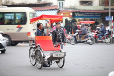 Geleneksel bisiklet sürüşü Hanoi, Vietnam sokaklarında. Bisiklet, 19 Eylül 2019 'da Fransız sömürgesi döneminde Vietnam' da ortaya çıkan üç tekerlekli bisiklet taksisidir.