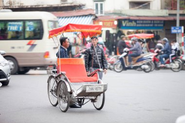 Geleneksel bisiklet sürüşü Hanoi, Vietnam sokaklarında. Bisiklet, 19 Eylül 2019 'da Fransız sömürgesi döneminde Vietnam' da ortaya çıkan üç tekerlekli bisiklet taksisidir.