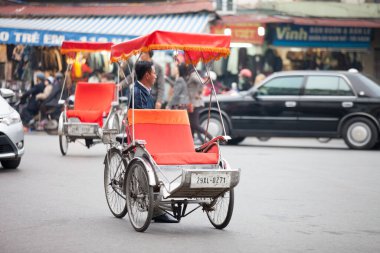 Geleneksel bisiklet sürüşü Hanoi, Vietnam sokaklarında. Bisiklet, 19 Eylül 2019 'da Fransız sömürgesi döneminde Vietnam' da ortaya çıkan üç tekerlekli bisiklet taksisidir.