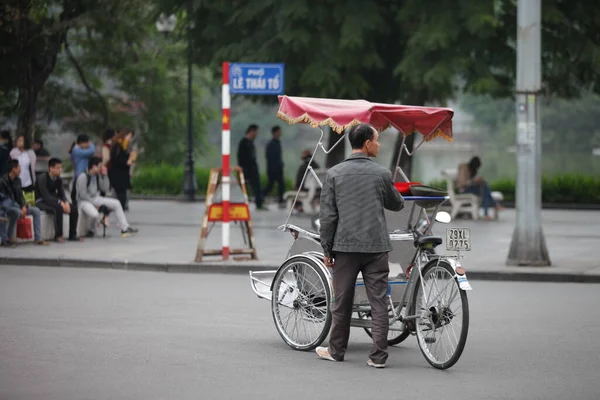 传统的自行车骑在越南河内的街道上 Cycyclo是法国殖民时期出现在越南的三轮自行车出租车 2019年9月19日 — 图库照片
