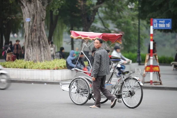 伝統的なサイクルは ハノイ ベトナムの通りを下ります 自転車はフランス植民地時代にベトナムに登場した3輪自転車タクシーです — ストック写真