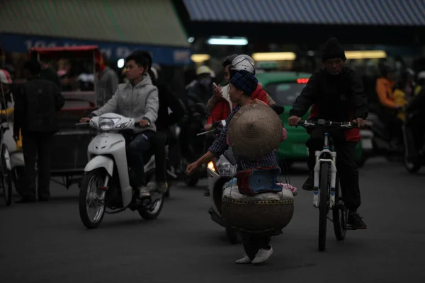 越南河内首府 2019年7月12日 越南河内街头小贩 那个忙着卖花的农村妇女 — 图库照片
