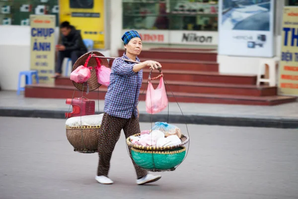 Hanoi Hoofdstad Vietnam Juli 2019 Straatverkopers Hanoi Vietnam Plattelandsvrouw Die — Stockfoto