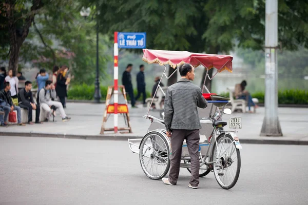 Традиційне Циклон Їде Вулицями Ханоя Єтнам Цикл Триколісне Велосипедне Таксі — стокове фото