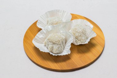 Ahşap tabakta renkli mochi tatlı dondurması seçici odaklı yakın çekim fotoğrafı..