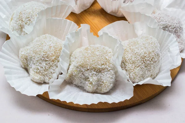Ahşap tabakta renkli mochi tatlı dondurması seçici odaklı yakın çekim fotoğrafı..