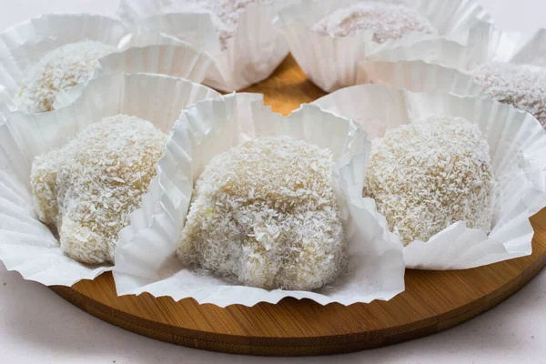 Ahşap tabakta renkli mochi tatlı dondurması seçici odaklı yakın çekim fotoğrafı..