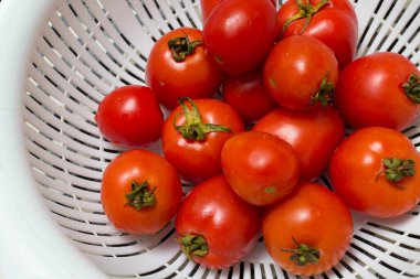 Masa örtüsünde sulu kırmızı domatesler. caro arkaplanı