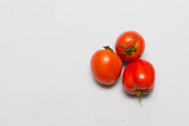 Masa örtüsünde sulu kırmızı domatesler. caro arkaplanı