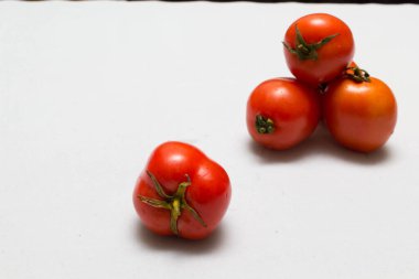 Masa örtüsünde sulu kırmızı domatesler. caro arkaplanı