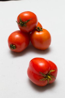 Masa örtüsünde sulu kırmızı domatesler. caro arkaplanı