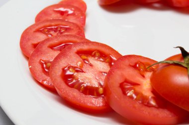 Masa örtüsünde sulu kırmızı domatesler. caro arkaplanı