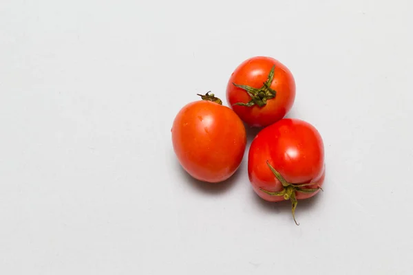 Tomates Rojos Jugosos Manteles Fondo Caro —  Fotos de Stock