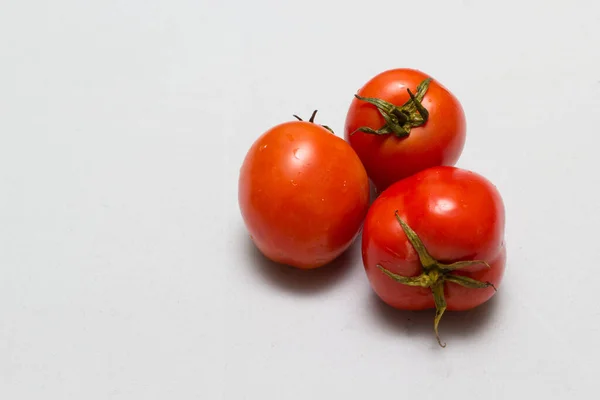 Tomates Rojos Jugosos Manteles Fondo Caro —  Fotos de Stock