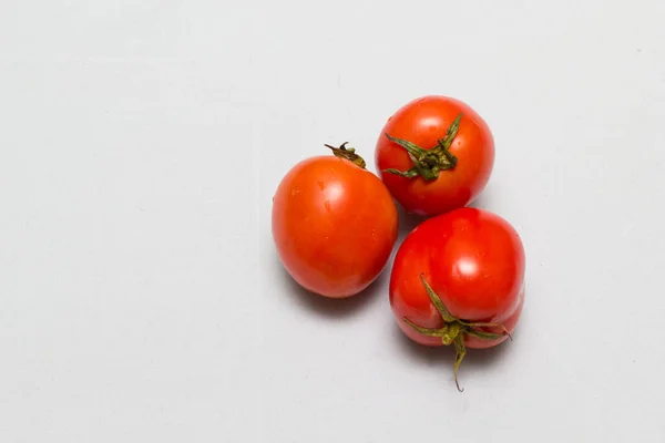 Tomates Rojos Jugosos Manteles Fondo Caro —  Fotos de Stock