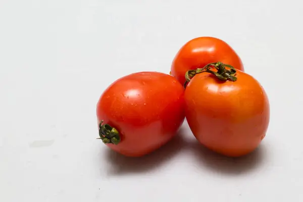 Tomates Vermelhos Suculentos Toalha Mesa Caro Fundo — Fotografia de Stock