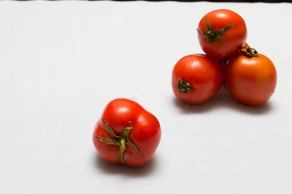 桌布上有多汁的红色西红柿 卡罗背景 — 图库照片