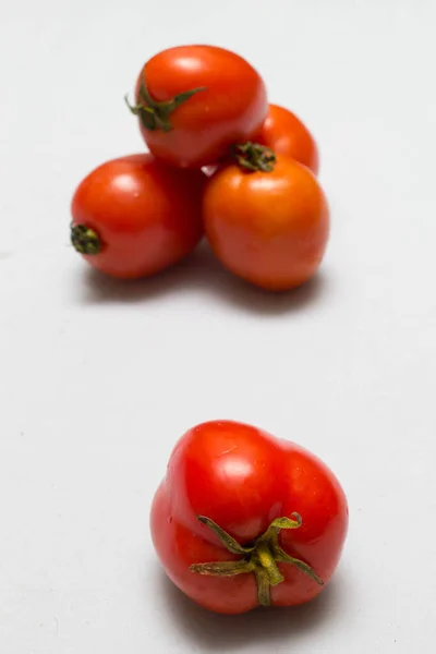 桌布上有多汁的红色西红柿 卡罗背景 — 图库照片