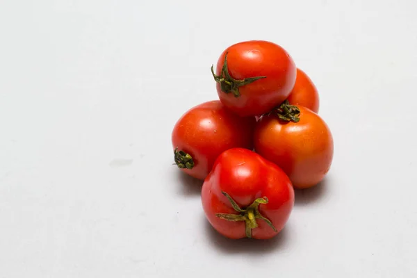 Tomates Rojos Jugosos Manteles Fondo Caro —  Fotos de Stock