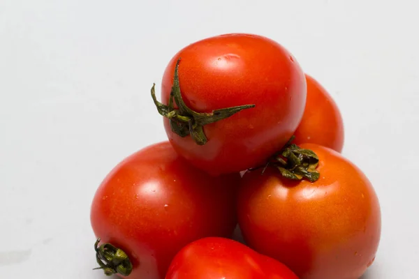 Tomates Vermelhos Suculentos Toalha Mesa Caro Fundo — Fotografia de Stock