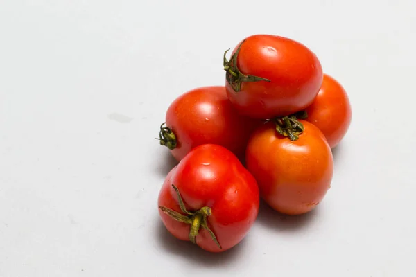 Tomates Rojos Jugosos Manteles Fondo Caro —  Fotos de Stock