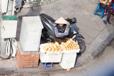 Hanoi, Vietnam: 30 Ağustos 2019 'da Hanoi' nin Eski Mahallesi 'ndeki sokak satıcıları bambudan yapılma hatıra eşyaları satıyorlar.