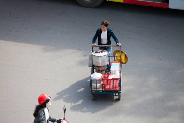 Hanoi, Vietnam: 30 Ağustos 2019 'da Hanoi' nin Eski Mahallesi 'ndeki sokak satıcıları bambudan yapılma hatıra eşyaları satıyorlar.