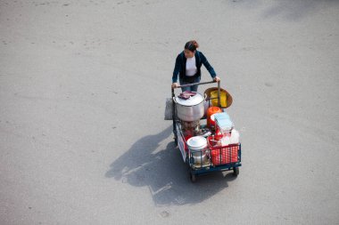 Hanoi, Vietnam: 30 Ağustos 2019 'da Hanoi' nin Eski Mahallesi 'ndeki sokak satıcıları bambudan yapılma hatıra eşyaları satıyorlar.
