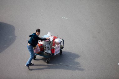 Hanoi, Vietnam: 30 Ağustos 2019 'da Hanoi' nin Eski Mahallesi 'ndeki sokak satıcıları bambudan yapılma hatıra eşyaları satıyorlar.